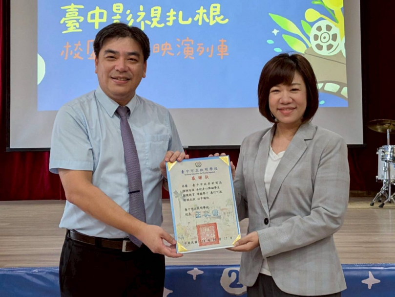 中市校園巡迴映演列車開進啟明學校 新聞局長：把電影的感動帶進校園