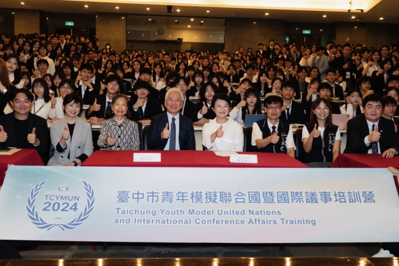 全臺最大青年模聯在臺中！盧媽媽市長力挺青年外交 范琪斐成最大亮點
