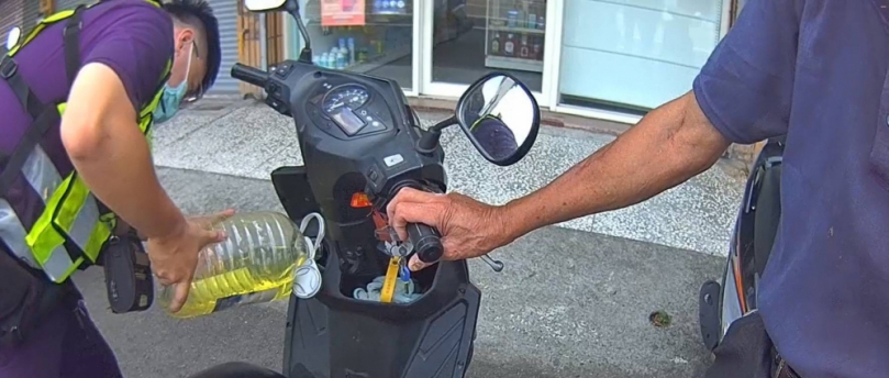 翁機車沒油推車推到「懷疑人生」 暖警神救援解圍！