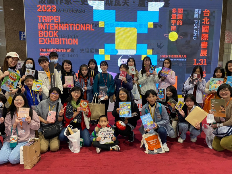 新竹市建功高中6萬冊豐富藏書及教師張佳蓉用聲音傳遞文學    雙雙獲教育部肯定