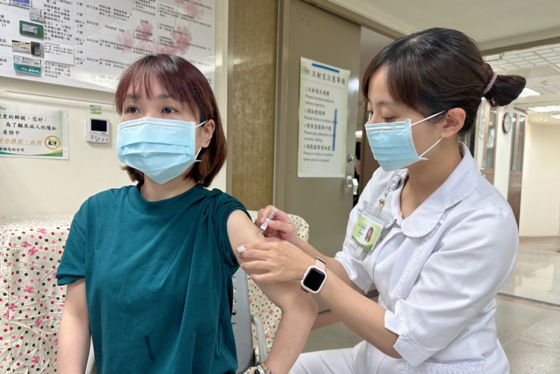 秋冬防疫大作戰！10月1日起公費流感、新冠疫苗齊上陣    豐原醫院開打