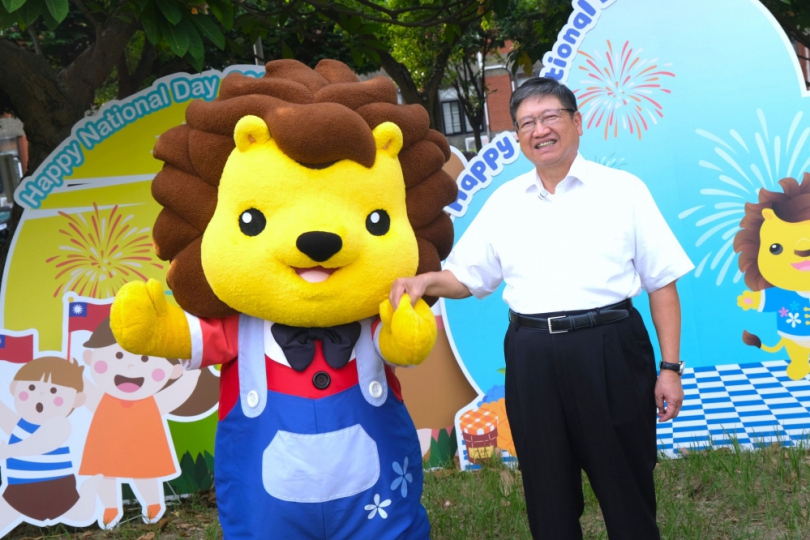 參加新竹縣雙十國慶升旗典禮    送你限量皮皮獅野餐墊