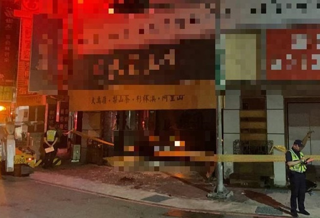 私轎車直速衝入茶葉行造成母子一死一傷慘劇