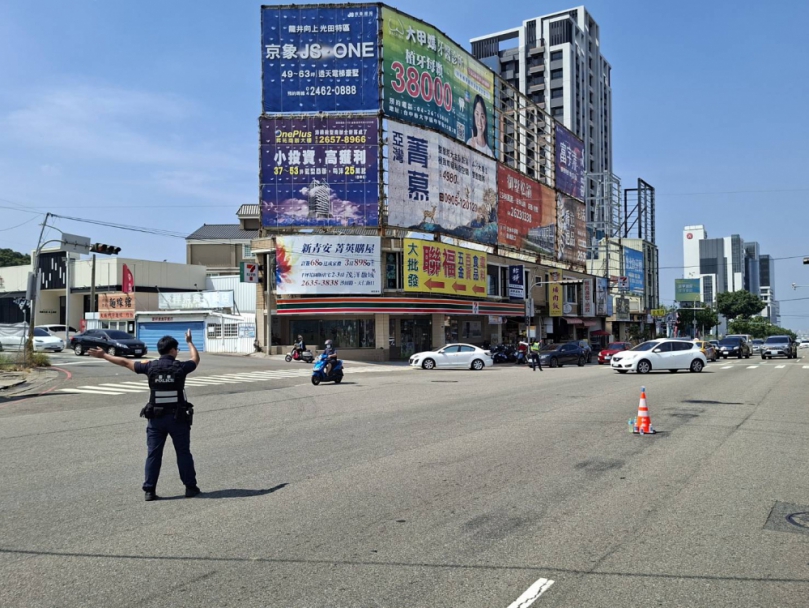 中市沙鹿區向上路發生大貨車翻覆事故造成一受傷及道路一度單向通行