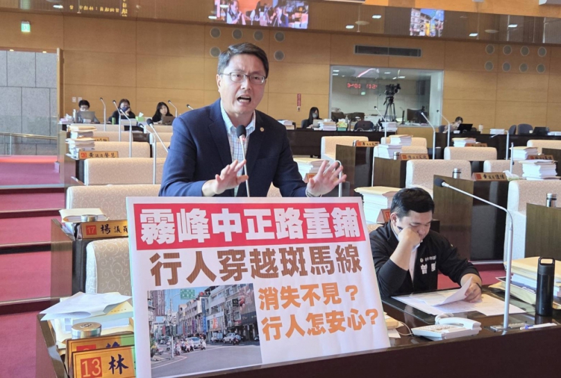 霧峰區中正路新鋪設的AC路面已完工兩週  最重要的中正與四德路口卻仍未劃設行人穿越斑馬線  民進黨市議員林德宇強力抨擊，市府完全不顧行人安全