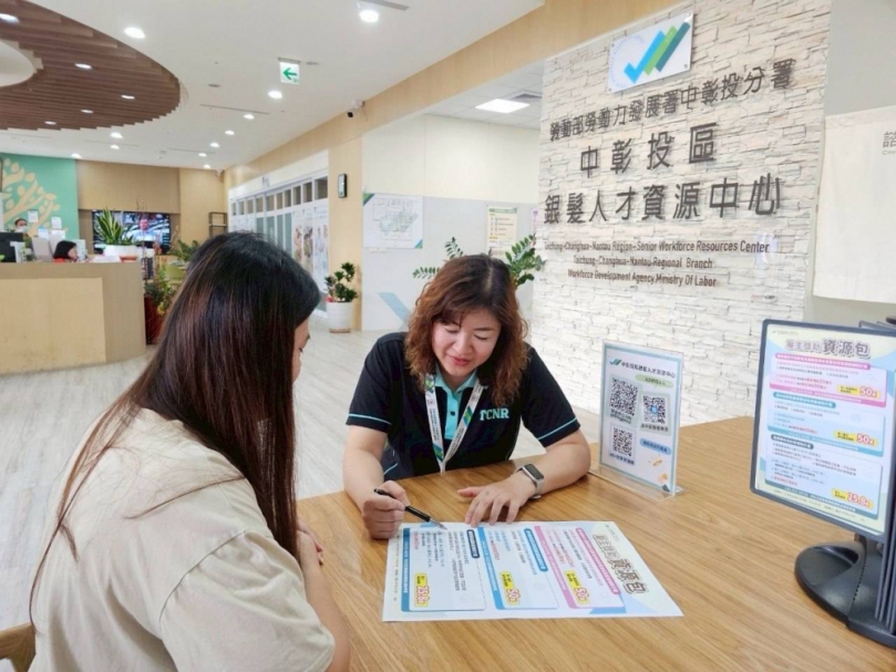 延續白袍初心不退場！中彰投分署助高齡藥師續留職場　繼續僱用計畫為專業續命加值