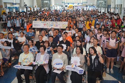 1600名親子師生在大甲、新烏日雙站同慶台灣科普環島列車十周年啟航