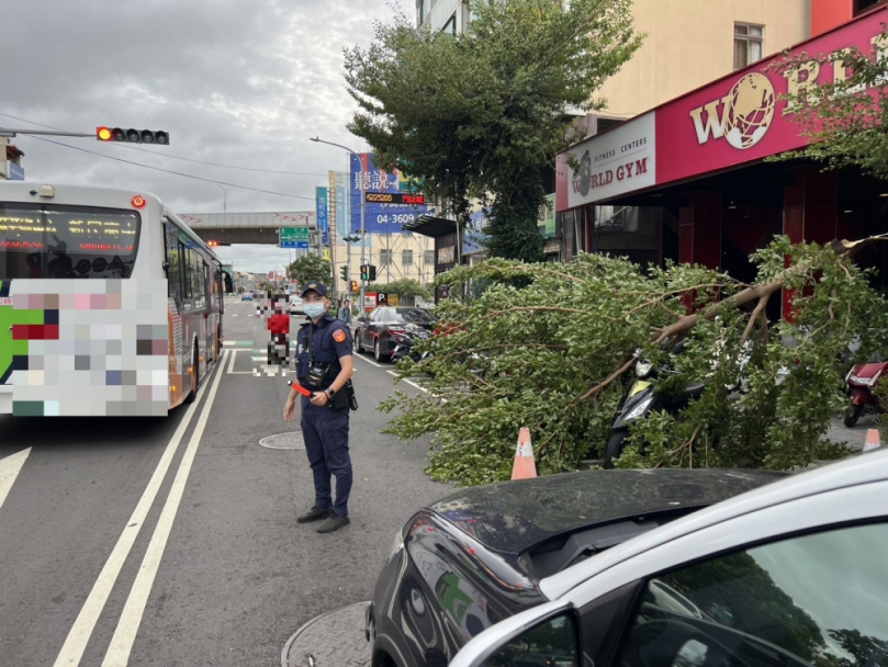 近日強風頻釀災清水警方及時處置維護安全