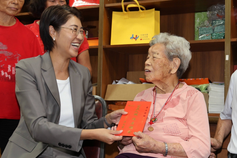 重陽孝親許縣長敬老訪人瑞 竹山黃王金娘105歲高齡 耳聰目明行動自如好福氣