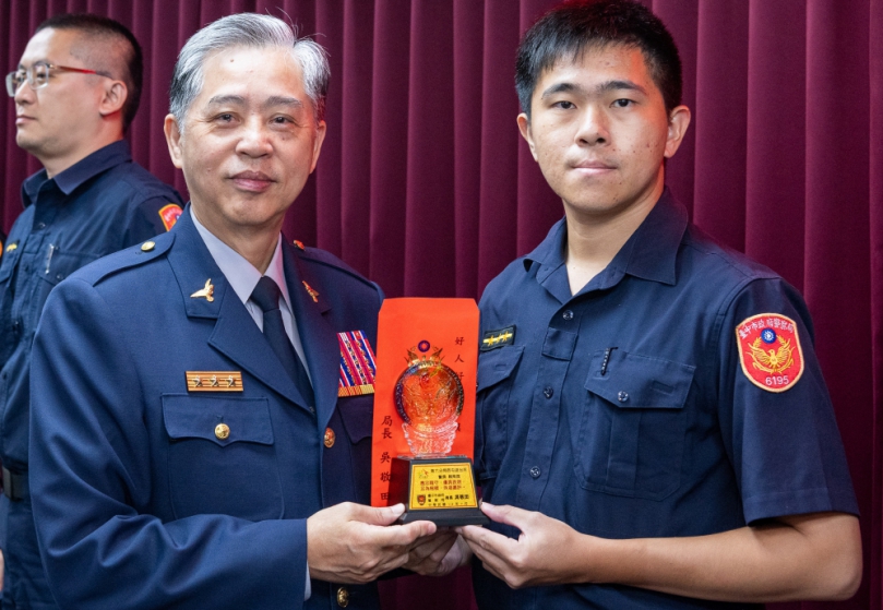 賴育晟搶救欲跳橋輕生女    局長吳敬田公開表揚稱許