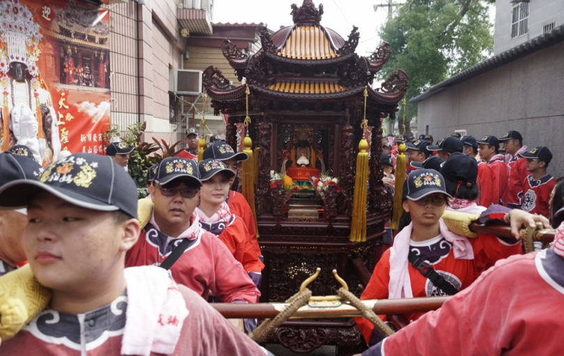 （影音）／北港媽祖百年首度駐駕扶朝　三里社區滿街香案喜迎聖駕