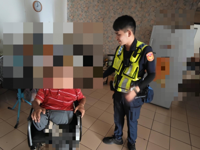老翁要坐輪椅卻滑動跌落地上無法起身求助警方頻感謝