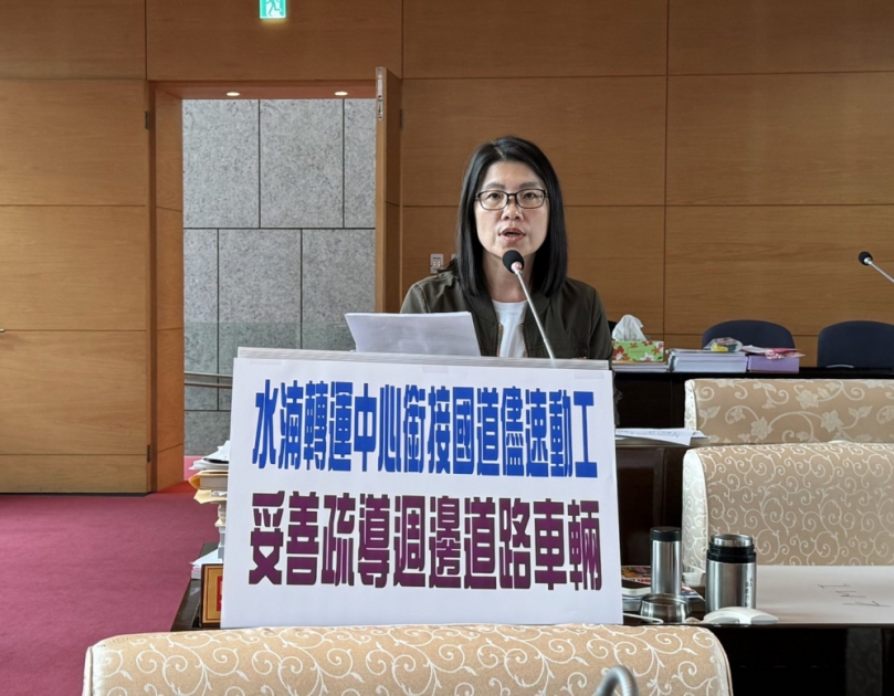 國民黨市議員張廖乃綸關切水湳轉運中心銜接國道的推動進度及招商狀況  要求交通局盡速改進各高中學生上學還車困難、放學借不到車的狀況