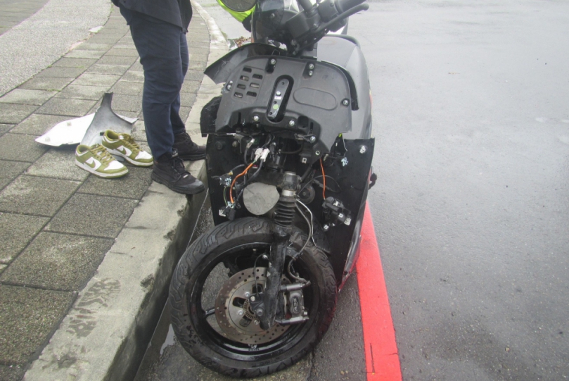 男子開車欲左轉未注意路況碰撞機車造成騎士受傷送醫