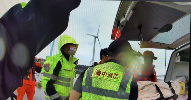 女子至清水高美濕地跳海為民眾及警方合力救上岸送醫