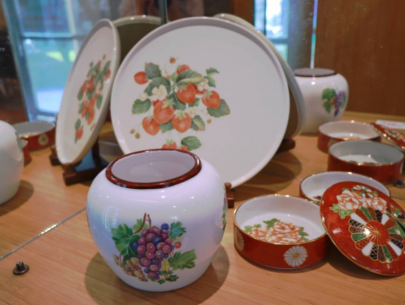 從聽診器到畫筆傳遞生命熱情 聖馬爾定醫院宋茂林醫師釉上彩瓷繪創作展