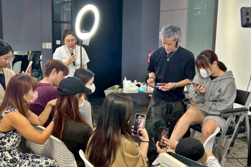 好萊塢特效妝大師到弘光科大傳授技術  學生說：萬聖節可現學現賣！