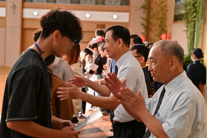 臺中1788學子獲慈濟新芽獎學金 學子考取50多張證照