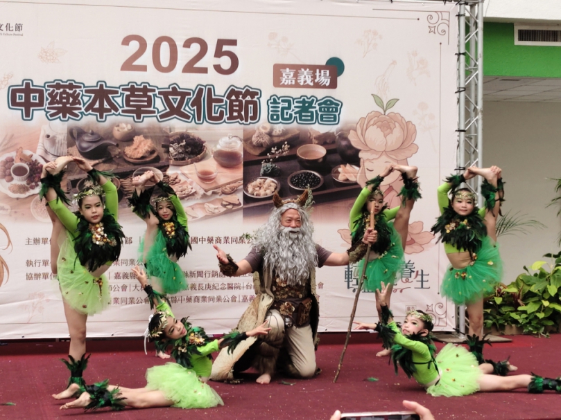 翁章梁縣長化身神農氏再現嘗百草 宣傳中藥本草文化節嘉義場