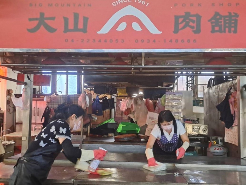 強化防疫拚開業！中市府督導市場豬肉攤特別清消  全力備戰復業安全