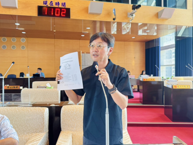 民進黨市議員江肇國痛批中市府送交的非洲豬瘟疫情專案報告  內容僅懲處兩名基層人員，完全看不到高層官員的政治良心  稍後中市府宣布免除農業局長與環保局長職務  江肇國痛批「歹戲拖棚」！