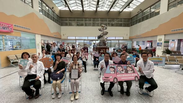 捐贈社區醫療專車助苗栗醫院深化在地照護    董事長蕭惠文、顏朝欽伉儷以實際行動回饋鄉里