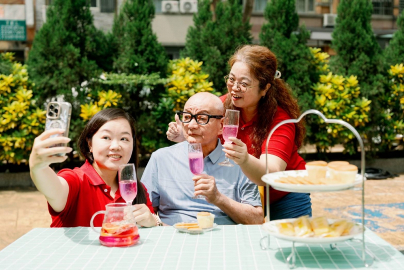 臺中社會局攜手永信基金會宴請移除鼻胃管長者品味美食