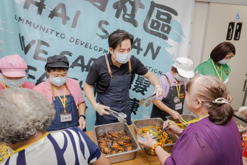 幸福就是一起吃飯！邱臣遠與海山長輩共餐話家常