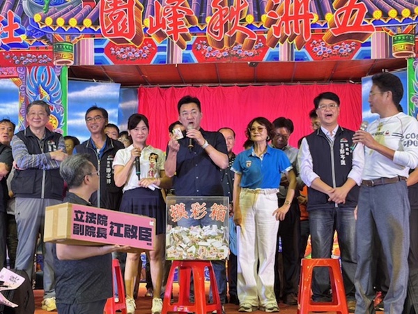 天涼好個Chill！臺中市議長盃秋季健行熱鬧登場  布袋戲聲光秀嗨翻屯區