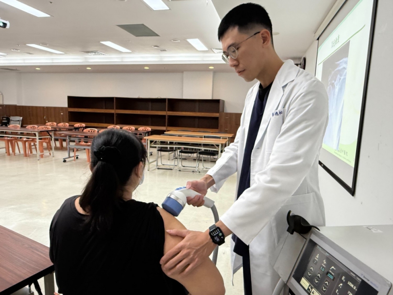 髮型師一覺醒來 右手突然痛到不舉