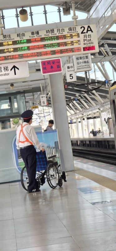台灣鐵路局推出的「進站至出站全程輪椅免費服務」廣獲民眾好評、成為無障礙交通服務的典範、此項服務專為行動不便的旅客設計、從車站入口開始、便有專人協助輪椅接送、全程陪伴至列車上座位、抵達目的地後再協助出站、讓長者、身障者及臨時受傷旅客無需擔憂移動困難。