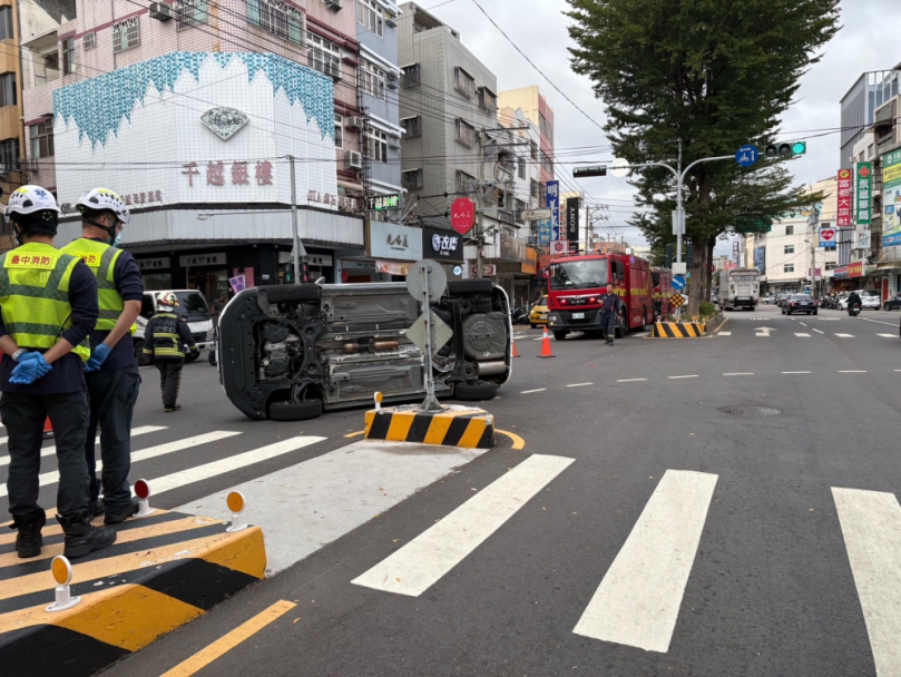女子於沙鹿區開車撞及行人庇護島後翻覆造成二人受傷