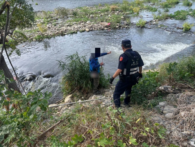與急流賽跑！鳳凰颱風逼近  烏日警力守烏溪沿岸  勸離釣客保命