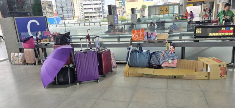 台中火車站周邊長期有街友駐留、然而近日觀察發現、部分街友在外出打工前、會將個人物品仔細收納裝箱、並放置於原先休息的位置、現場稍有整齊、打破大眾對街友生活雜亂的刻板印象。