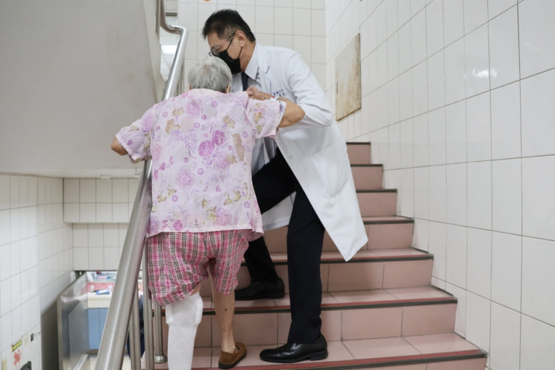 百歲人瑞無法走  帶氧氣呼吸仍堅持開刀換膝蓋