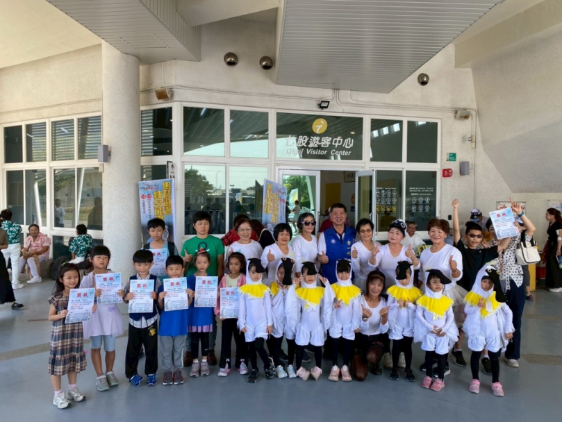 2025黑面琵鷺保育季「我愛黑琵」寫生比賽由市議員方一峰頒獎