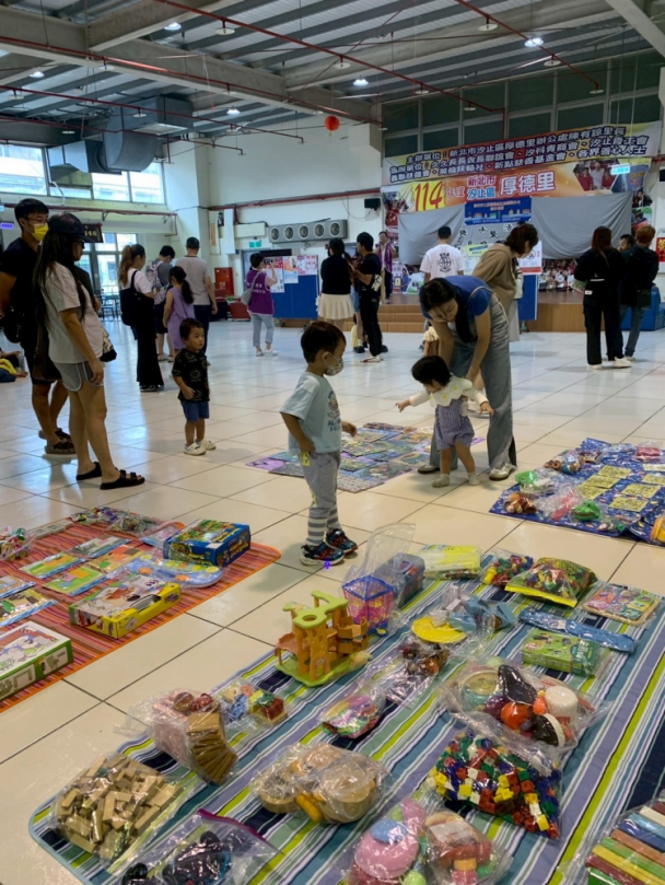 七星區居家托育中心感恩活動市集 保母藉由遊戲闖關提醒家長並指導