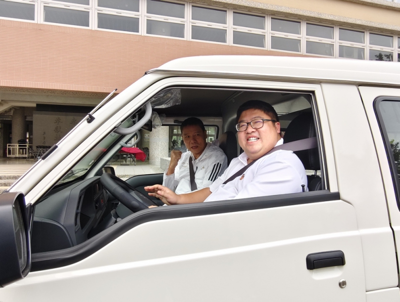 立委蔡易餘再度媒合捐贈3輛體育交通車 推動支持校園運動發展