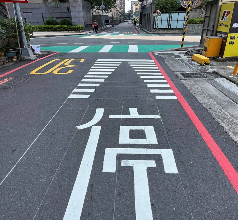 東海大學後門巷道更安全 中市交通局設綠斑馬、楔型標線 護學生行人