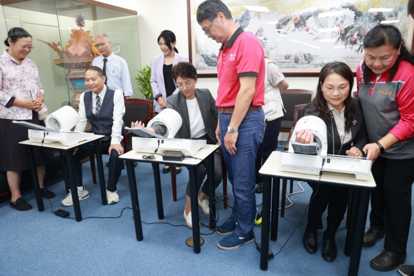 維瓦第捐贈血壓計 許淑華縣長頒感謝狀