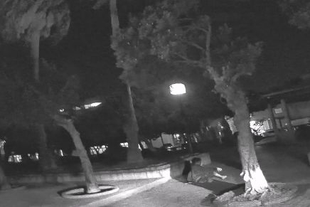 老婦外出跌坐公園受傷無法站起路過騎士攔警車幫忙送醫