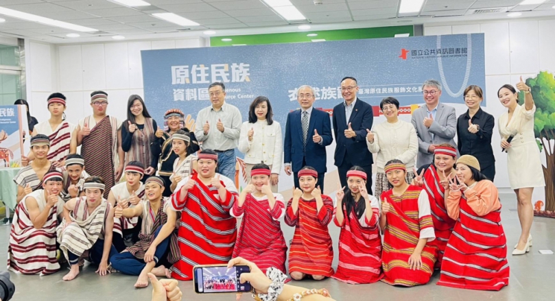 台中國資圖「原住民族資料區」重新開放，開幕式和平國中泰雅舞蹈祝福