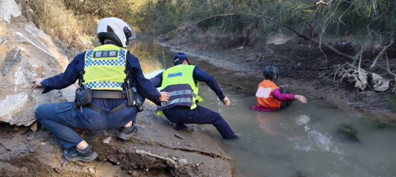 寒冬暖心救援！7旬失智婦陷出海口泥灘 警消動員搶在漲潮前驚險救回