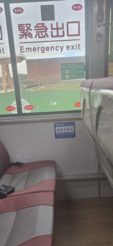 近日有民眾發現、台中市內大眾運輸公車將「老弱殘障優先座」設置於緊急逃生窗旁、引發安全疑慮、依現行法規、公車緊急出口需保持暢通、且逃生錘應易於取用、但若座位安排不當、恐影響危機處理效率。