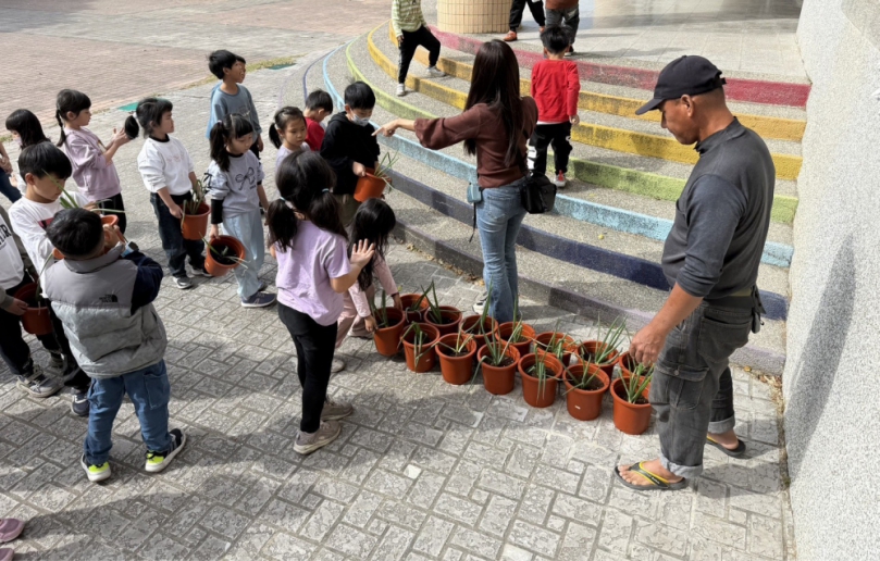 大安區食農教育體驗　一年級小朋友高興充當小農夫種粉蔥樂
