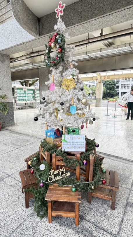 全國獨一無二聖誕樹向鏟子超人及課桌椅致敬