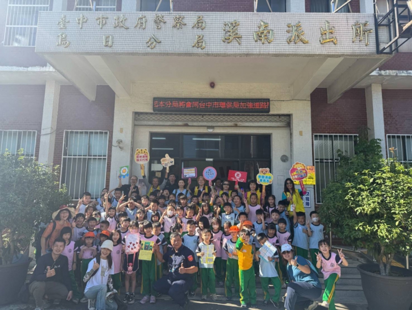 萌警出動！喀哩國小參訪派出所  手作卡片融化波麗士的心