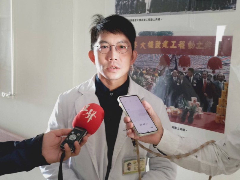 孕媽咪帶2歲兒一起塗氟  牙齒有氟健康幸福