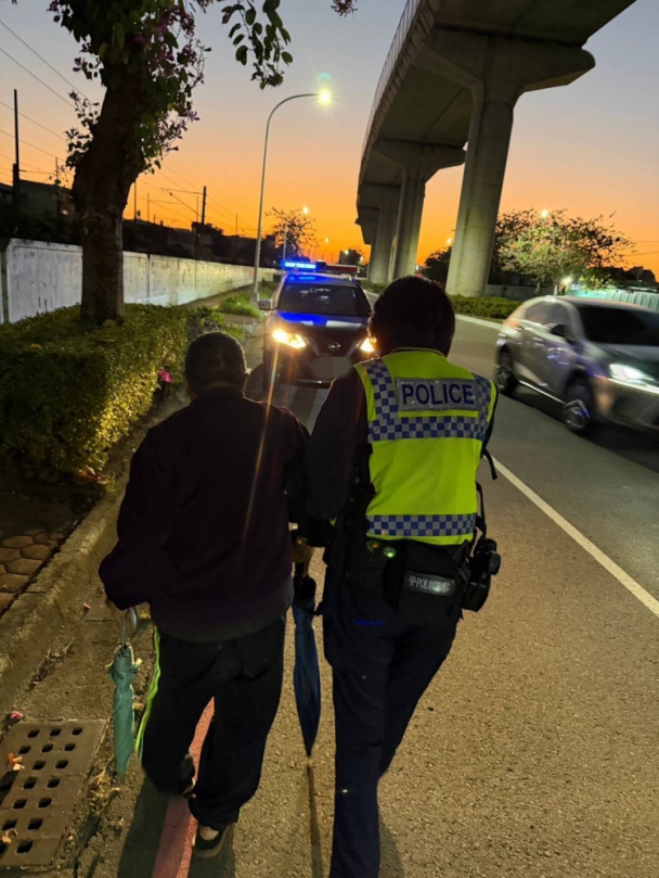 視警局服務為榮耀！8旬迷途翁隨身攜帶「泛黃舊證」 暖警護送前輩平安返家