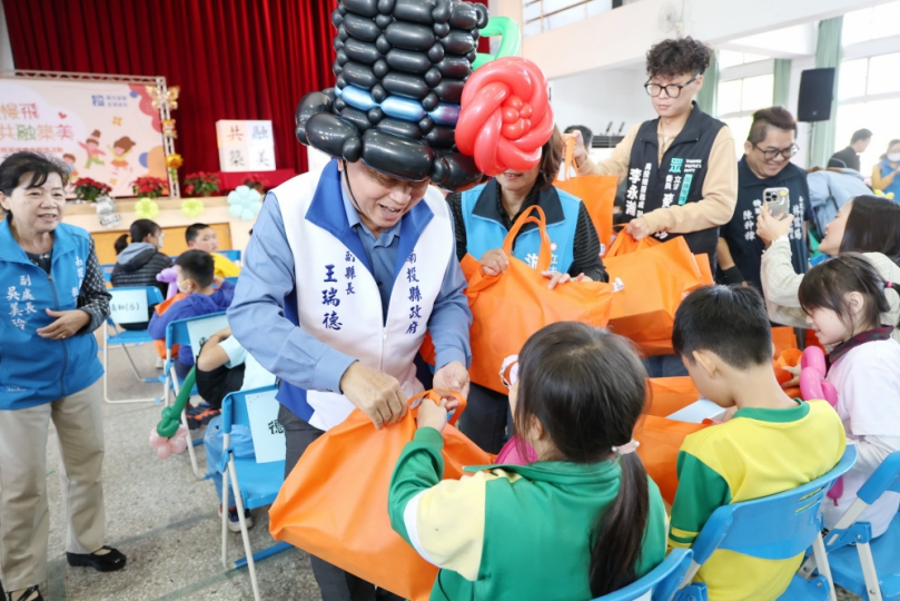 慢飛天使歡聚慶耶誕  王副縣長溫馨送禮獻祝福